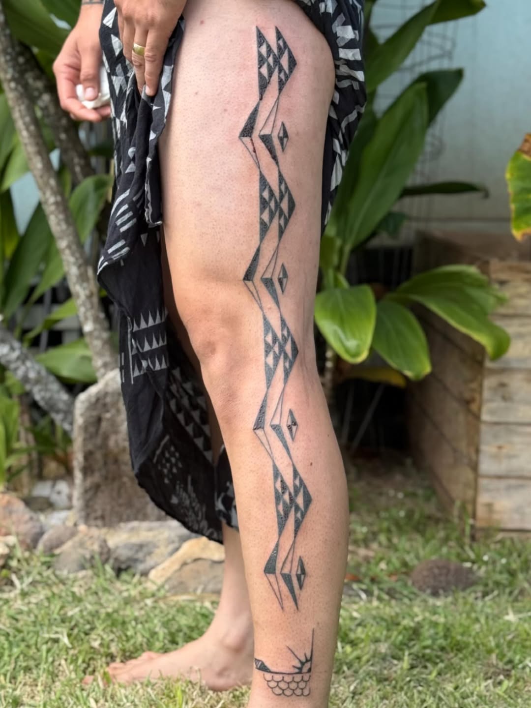 28 Hawaiian Tattoo Ideas for Men & Women: From Tiny Waves to Traditional Patterns