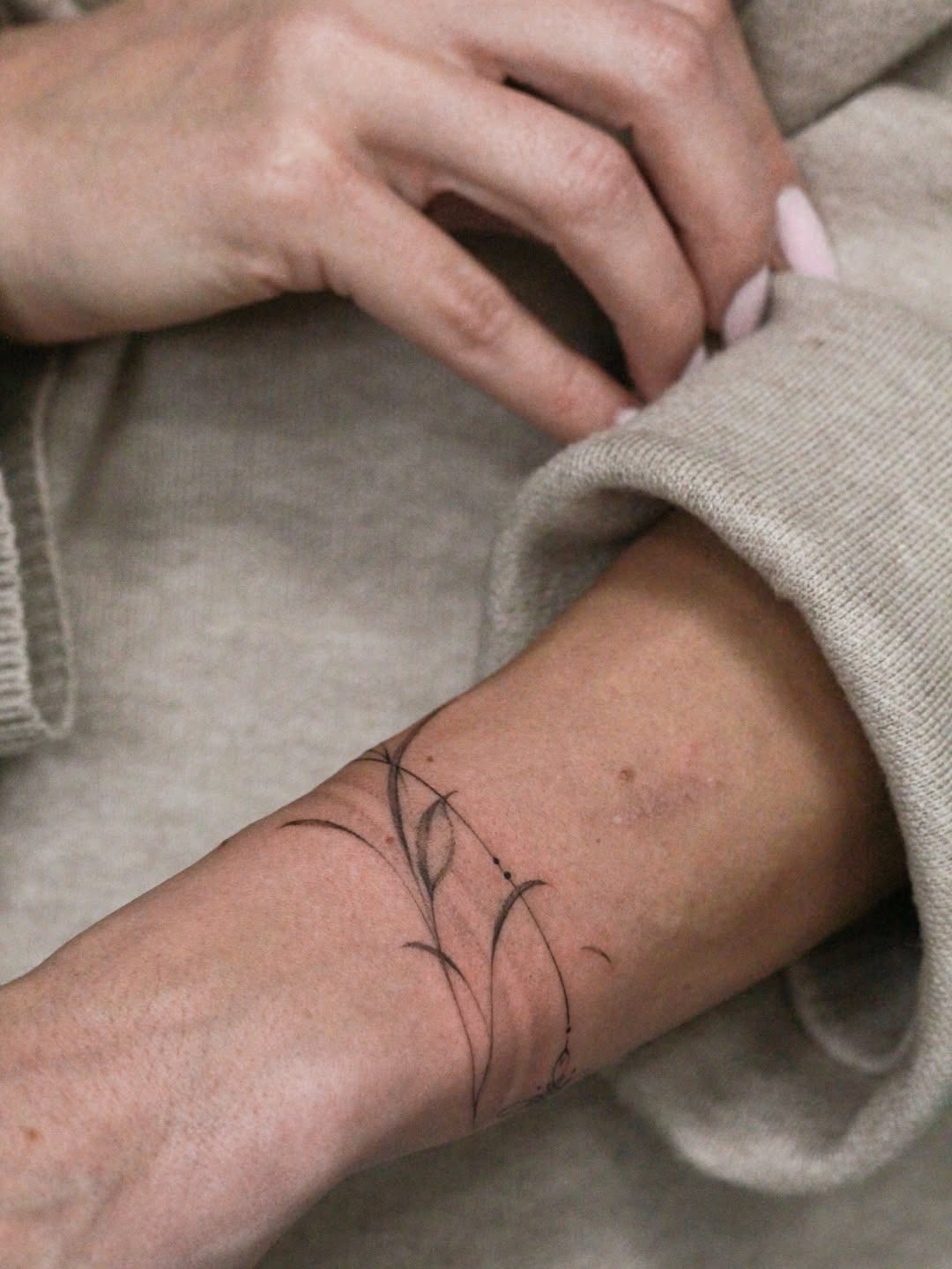 28 Bracelet Tattoo Ideas: Delicate Florals, Bold Cuffs and Meaningful Wrist Bands