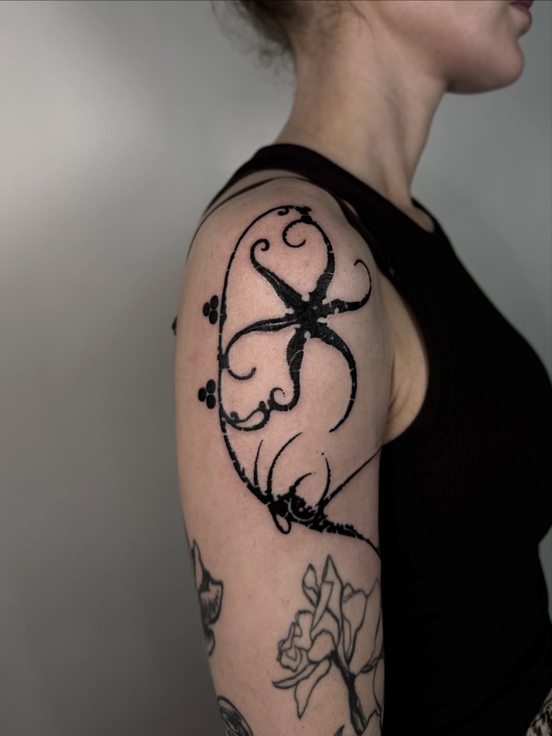 28 Abstract Tattoo Ideas: Fluid Lines, Meaningful Shapes, and Modern Expression