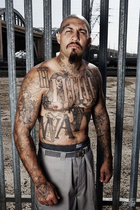 28 Chicano Tattoo Style: Lettering, Sleeves and Street Stories in Black and Grey