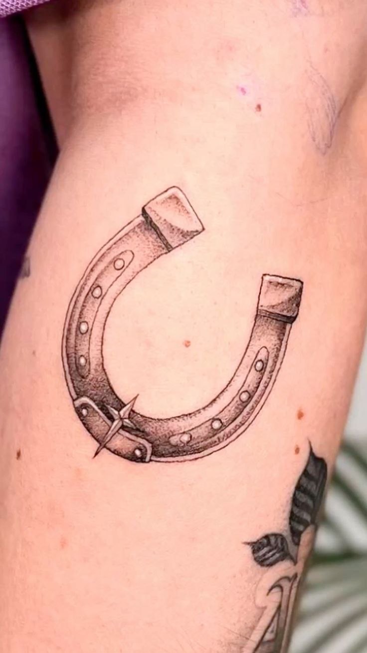 29 Horseshoe Tattoo Ideas: Lucky Designs, Western Symbols and Floral Charms