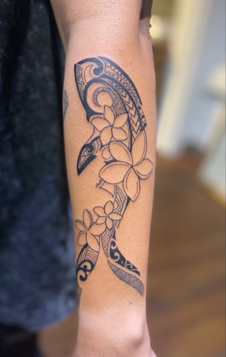 28 Hawaiian Tattoo Ideas for Men & Women: From Tiny Waves to Traditional Patterns