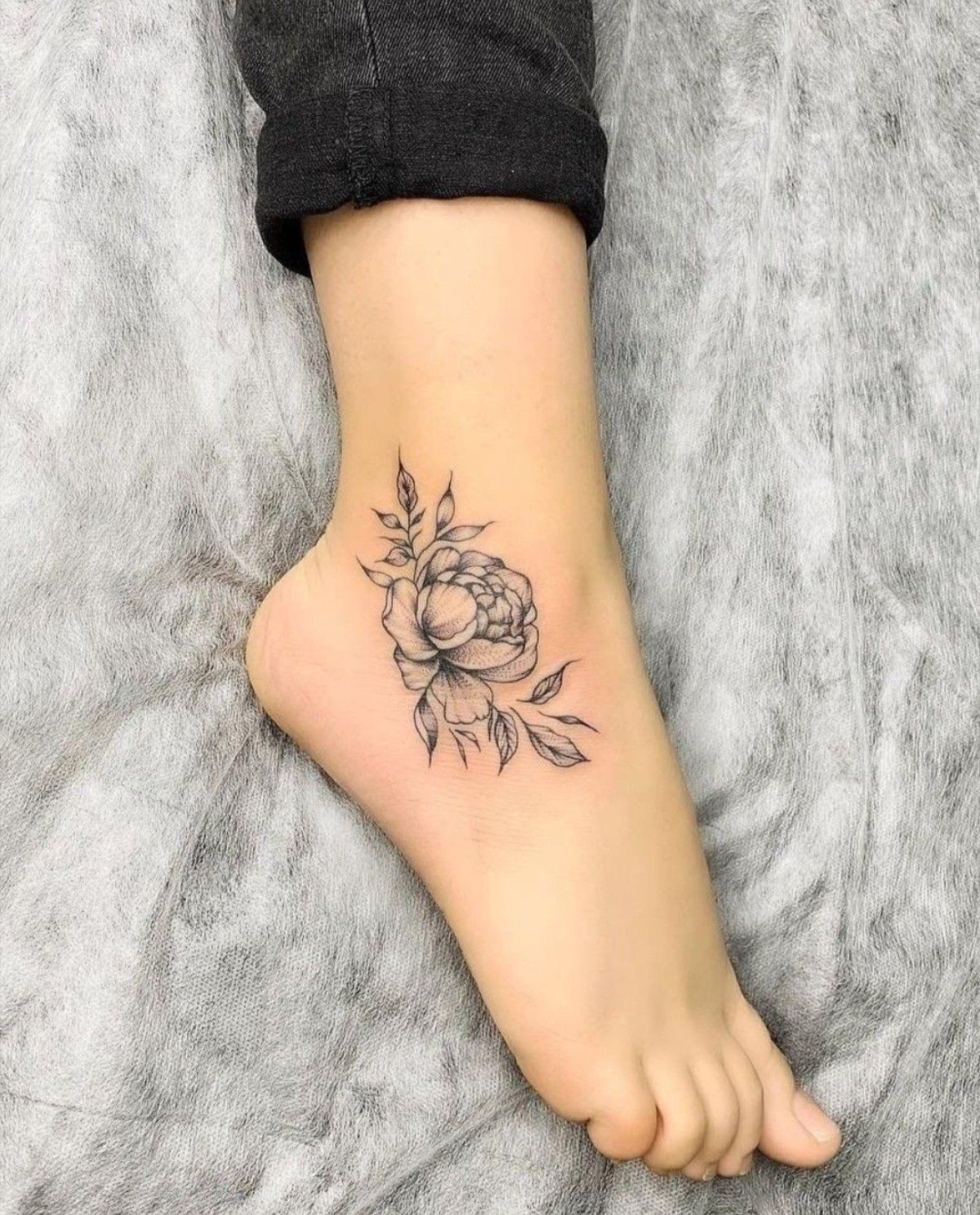 30 Elegant Foot Tattoo Ideas: Stylish Designs, Meaningful Placements and Inspiration for Women