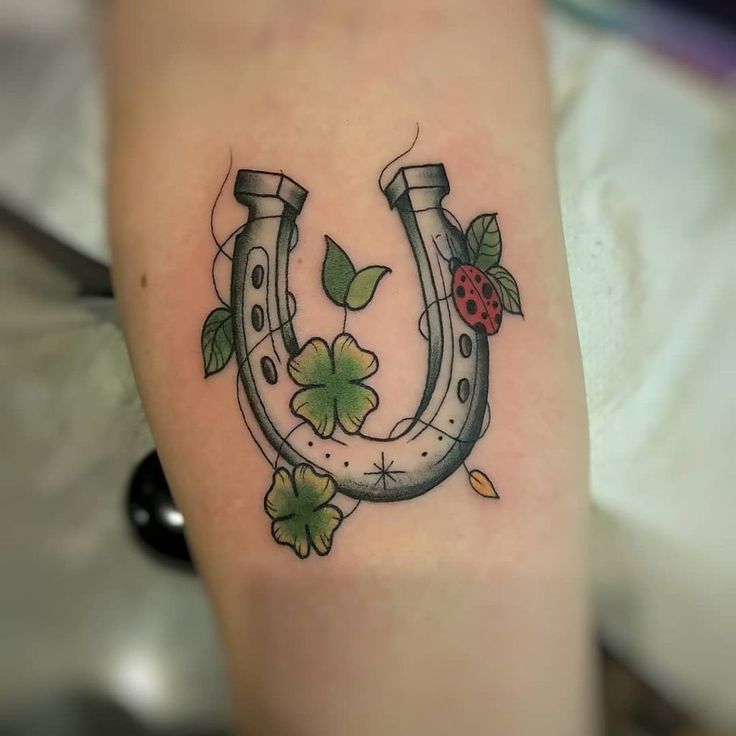 29 Horseshoe Tattoo Ideas: Lucky Designs, Western Symbols and Floral Charms