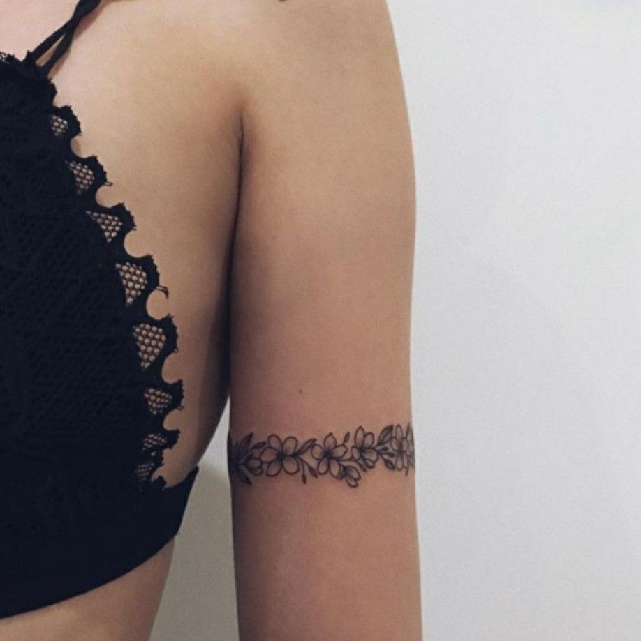 28 Bracelet Tattoo Ideas: Delicate Florals, Bold Cuffs and Meaningful Wrist Bands