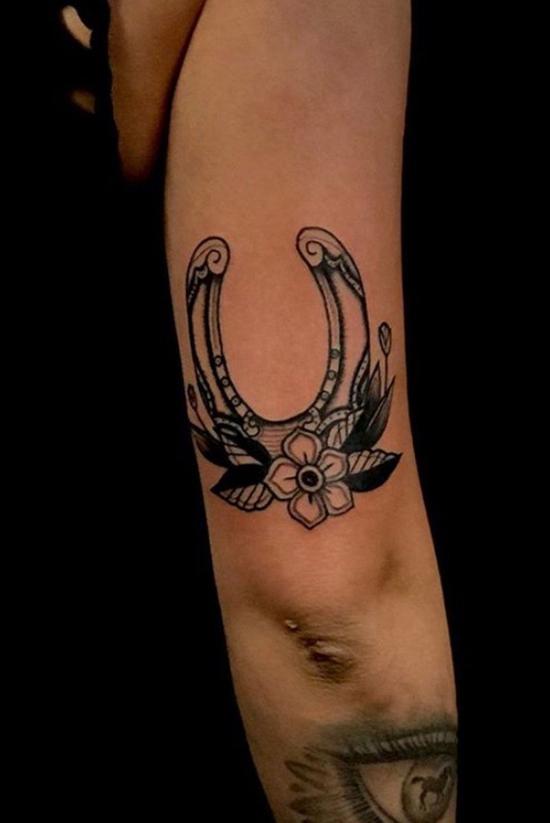 29 Horseshoe Tattoo Ideas: Lucky Designs, Western Symbols and Floral Charms