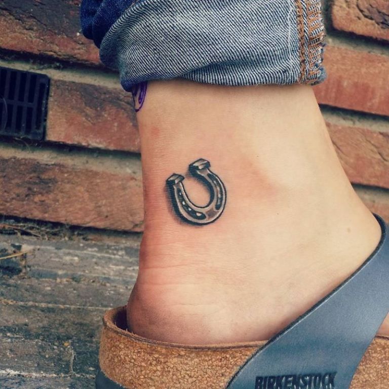 29 Horseshoe Tattoo Ideas: Lucky Designs, Western Symbols and Floral Charms