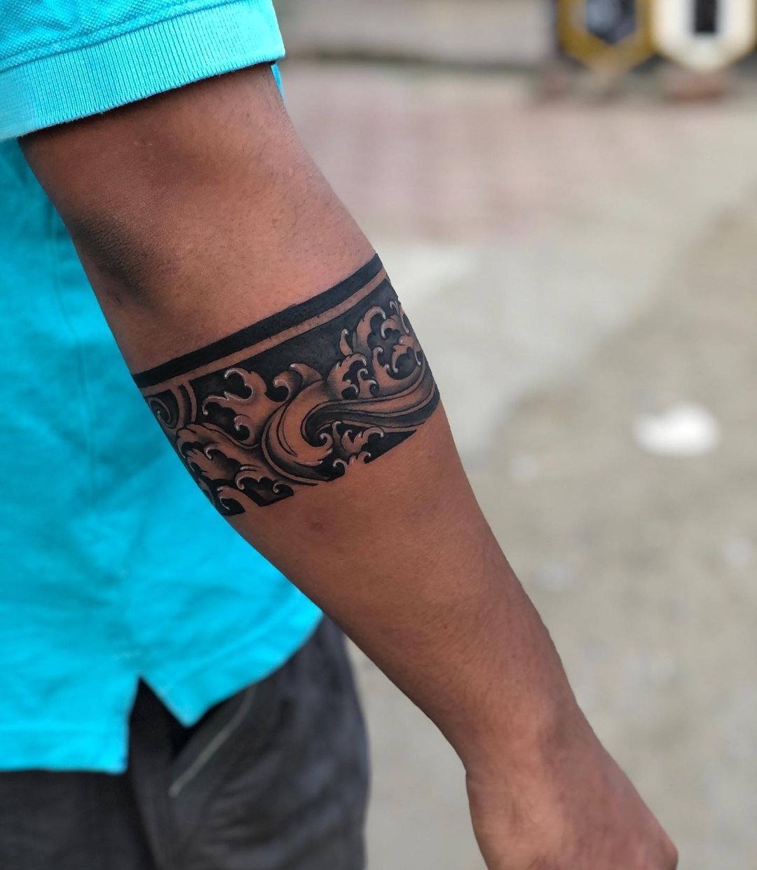 28 Bracelet Tattoo Ideas: Delicate Florals, Bold Cuffs and Meaningful Wrist Bands