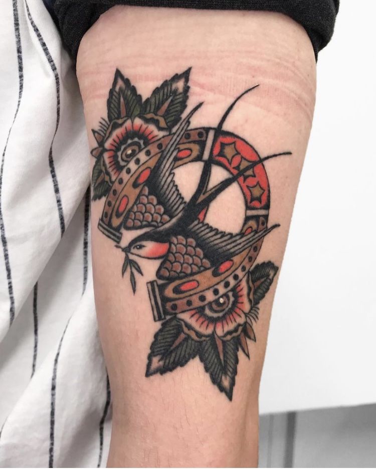 29 Horseshoe Tattoo Ideas: Lucky Designs, Western Symbols and Floral Charms