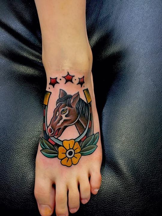 29 Horseshoe Tattoo Ideas: Lucky Designs, Western Symbols and Floral Charms