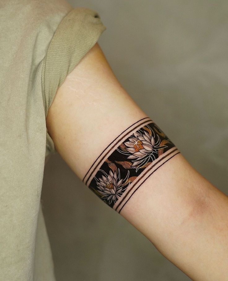 28 Bracelet Tattoo Ideas: Delicate Florals, Bold Cuffs and Meaningful Wrist Bands