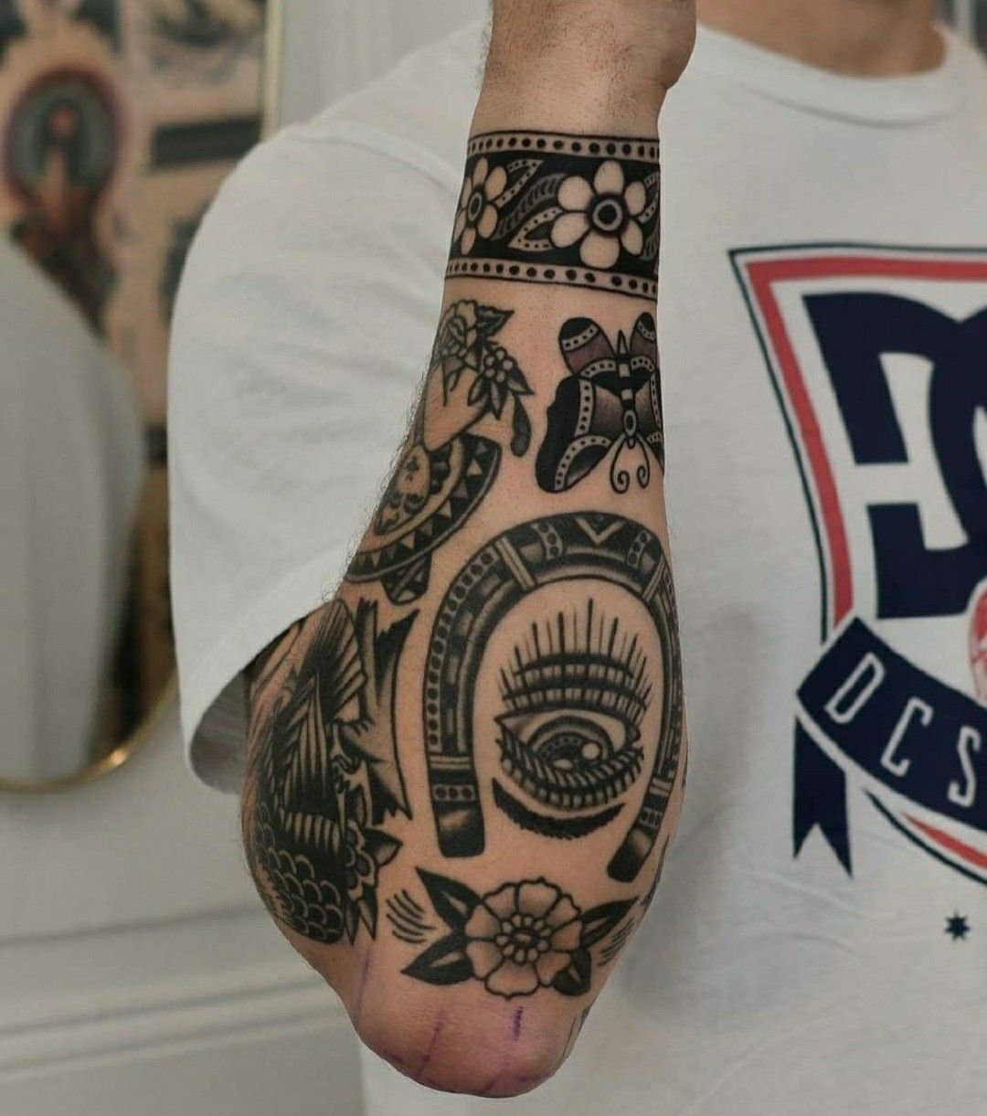 29 Horseshoe Tattoo Ideas: Lucky Designs, Western Symbols and Floral Charms