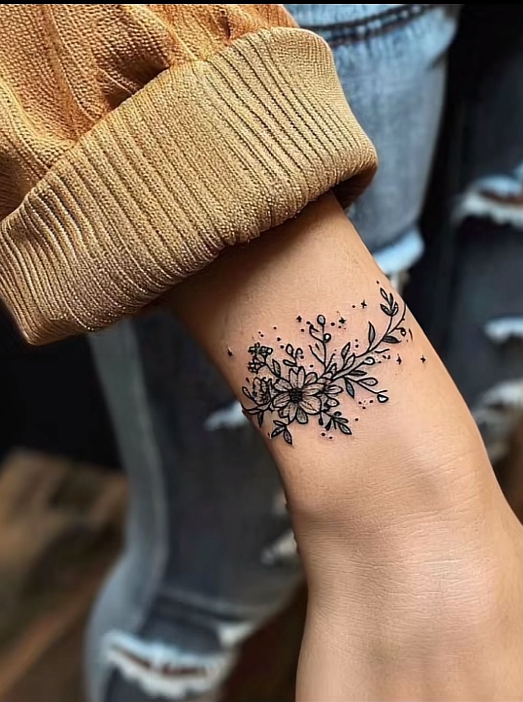 28 Bracelet Tattoo Ideas: Delicate Florals, Bold Cuffs and Meaningful Wrist Bands