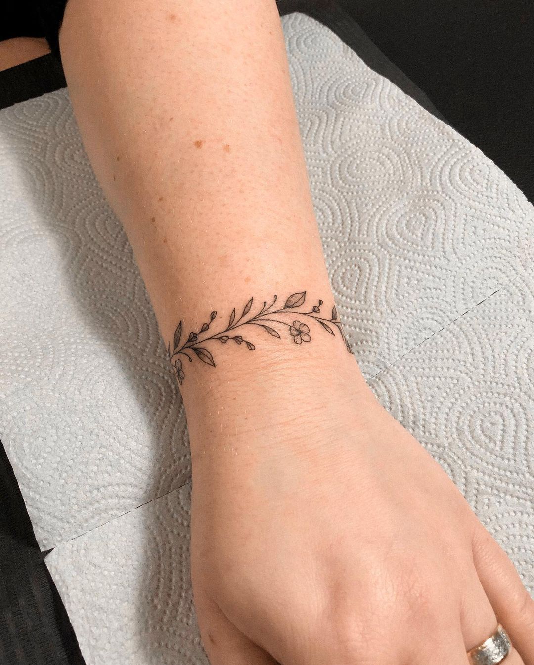 28 Bracelet Tattoo Ideas: Delicate Florals, Bold Cuffs and Meaningful Wrist Bands