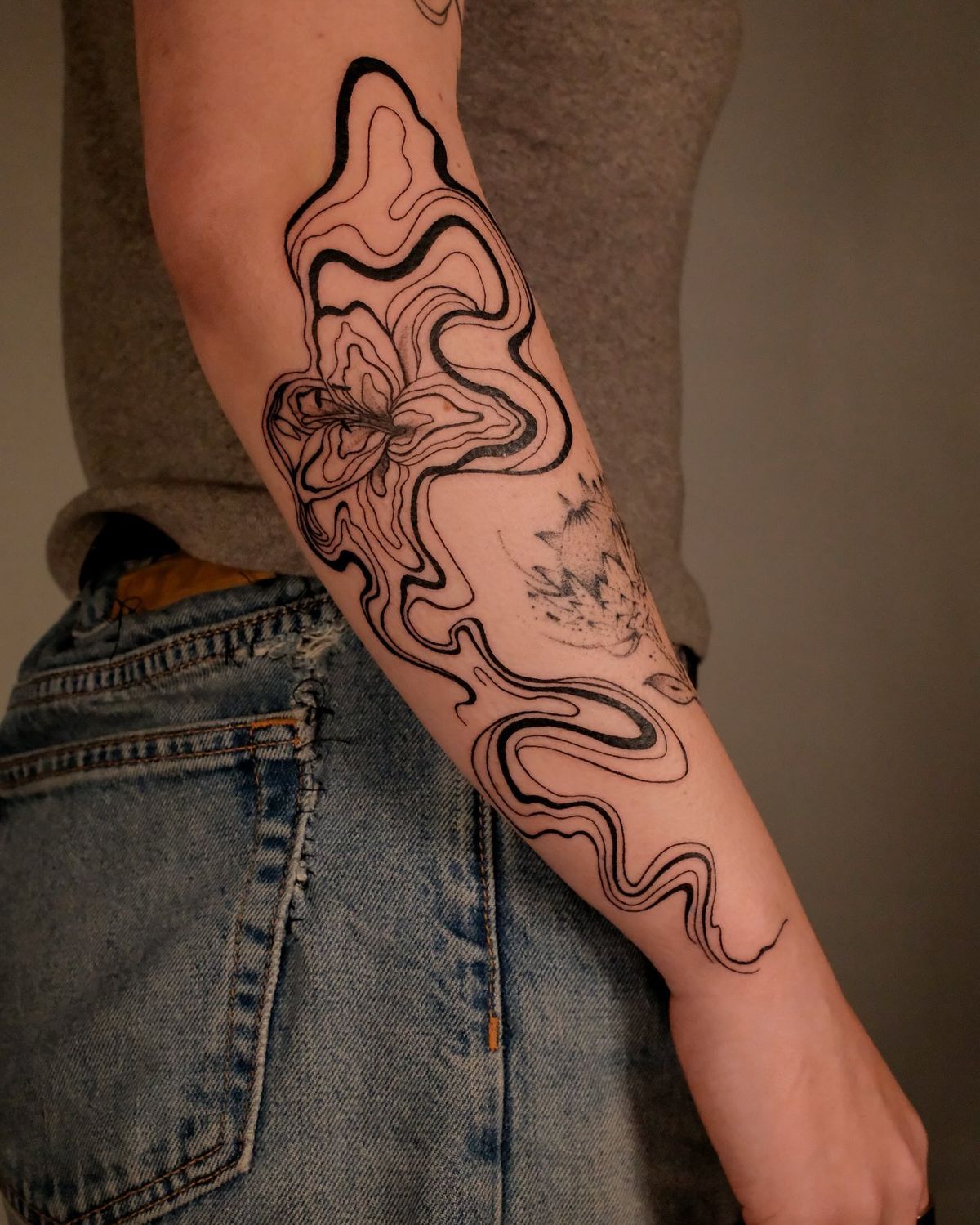 28 Abstract Tattoo Ideas: Fluid Lines, Meaningful Shapes, and Modern Expression