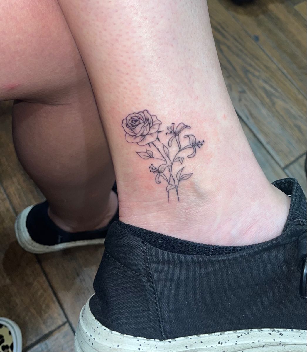27 June Birth Flower Tattoo Ideas: Honeysuckle & Rose Designs With Meaning