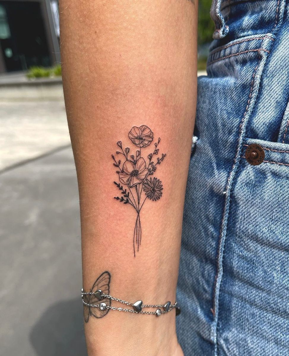 27 June Birth Flower Tattoo Ideas: Honeysuckle & Rose Designs With Meaning