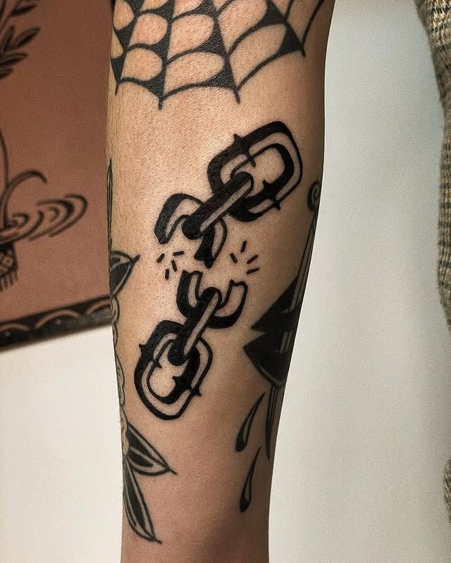 30 Chain Tattoo Ideas: The Bold Body-Armor Trend With Endless Meanings
