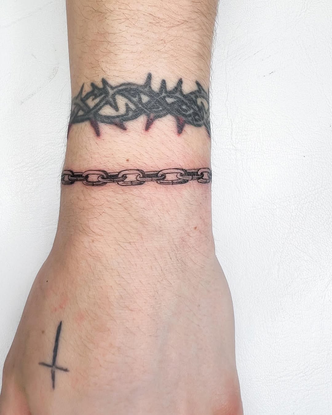 30 Chain Tattoo Ideas: The Bold Body-Armor Trend With Endless Meanings