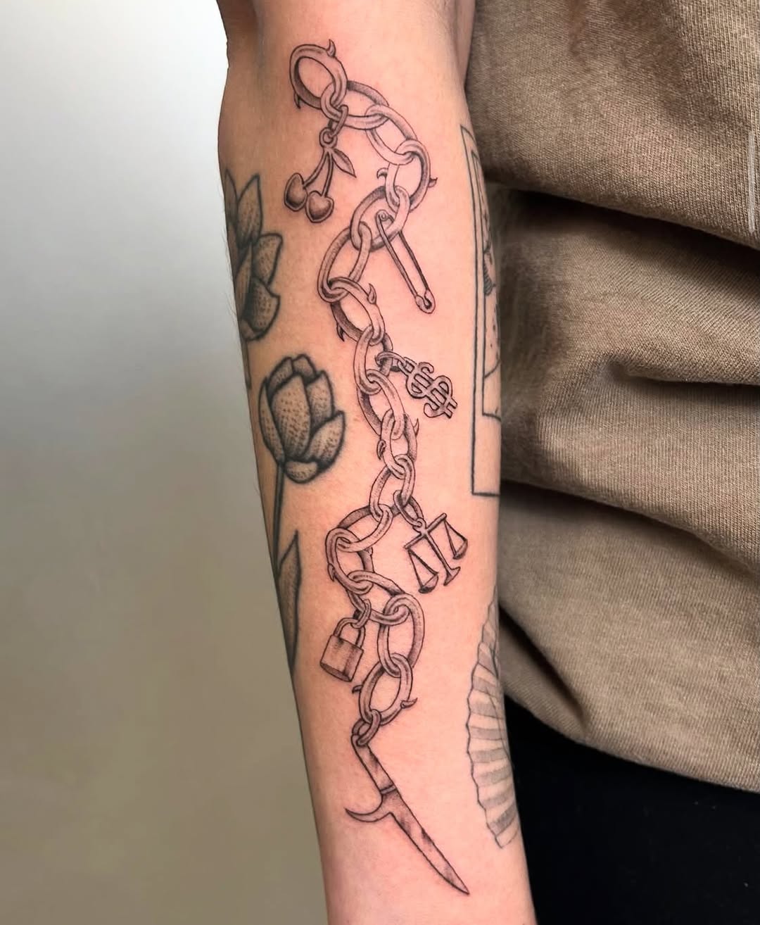 30 Chain Tattoo Ideas: The Bold Body-Armor Trend With Endless Meanings