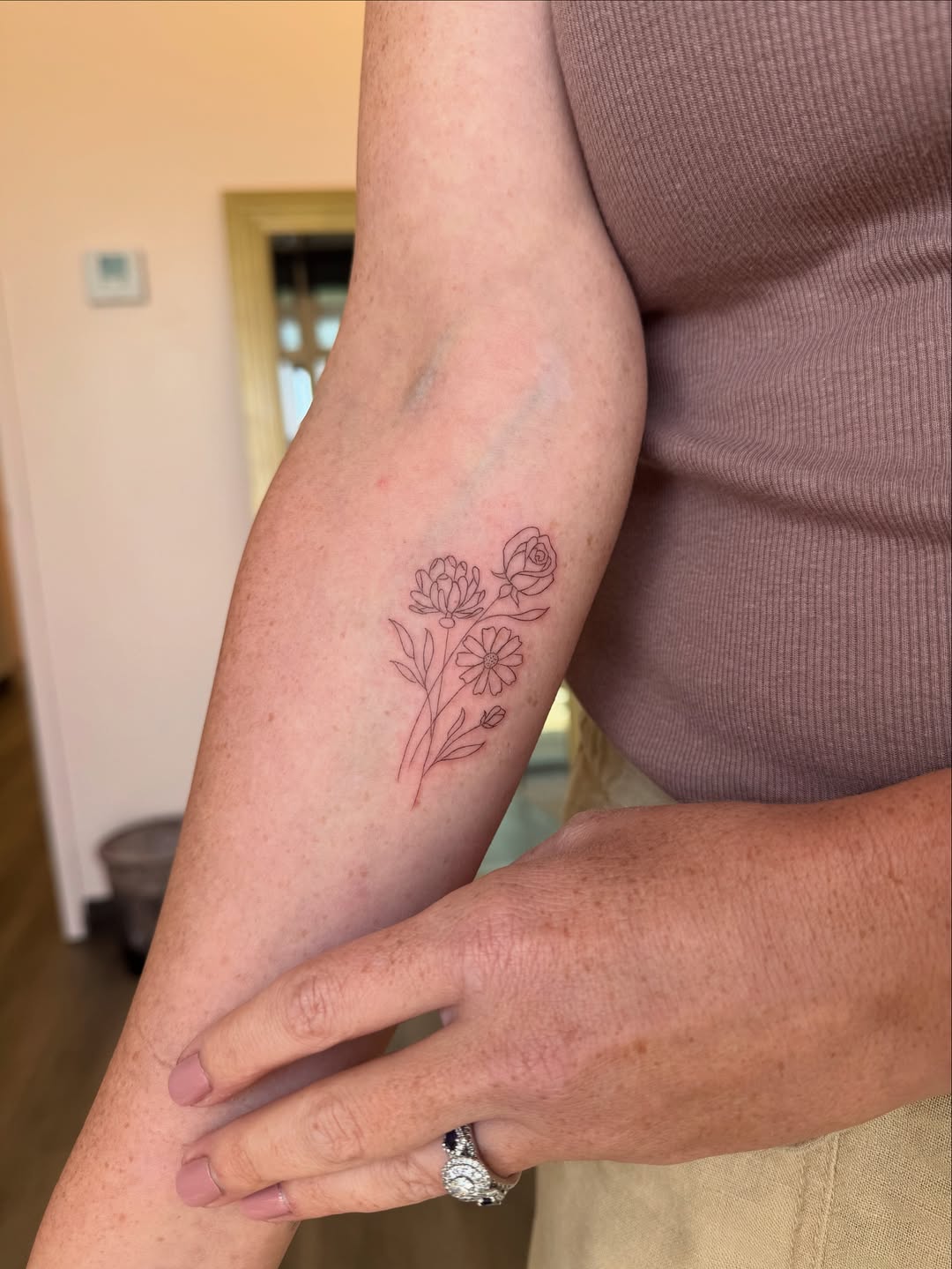 27 June Birth Flower Tattoo Ideas: Honeysuckle & Rose Designs With Meaning