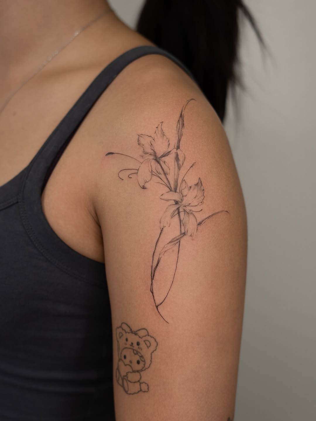 27 June Birth Flower Tattoo Ideas: Honeysuckle & Rose Designs With Meaning
