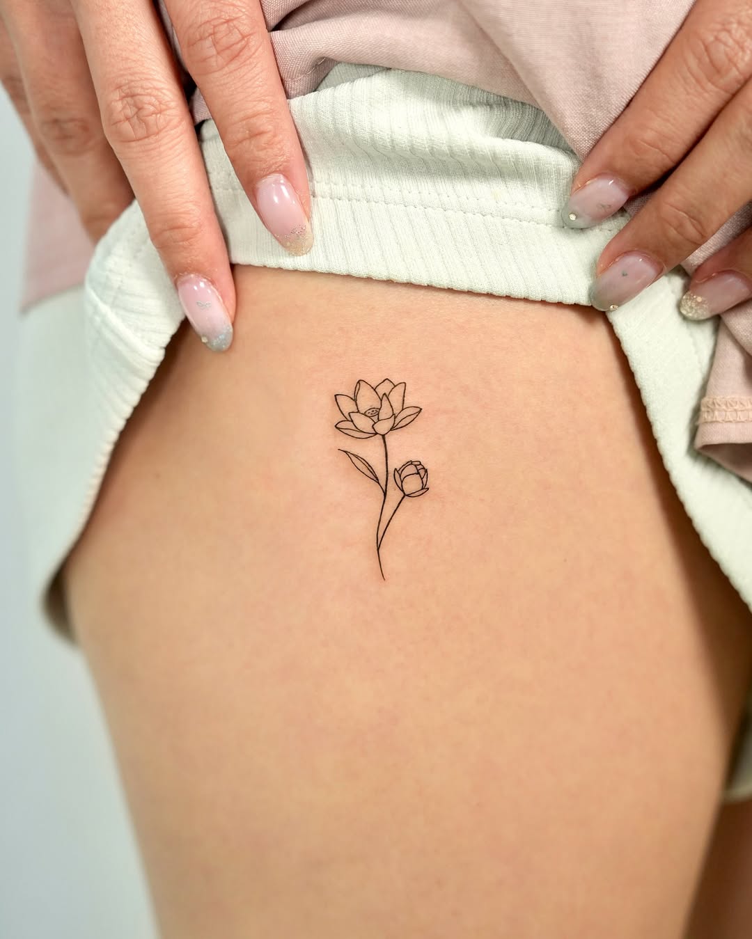 27 June Birth Flower Tattoo Ideas: Honeysuckle & Rose Designs With Meaning
