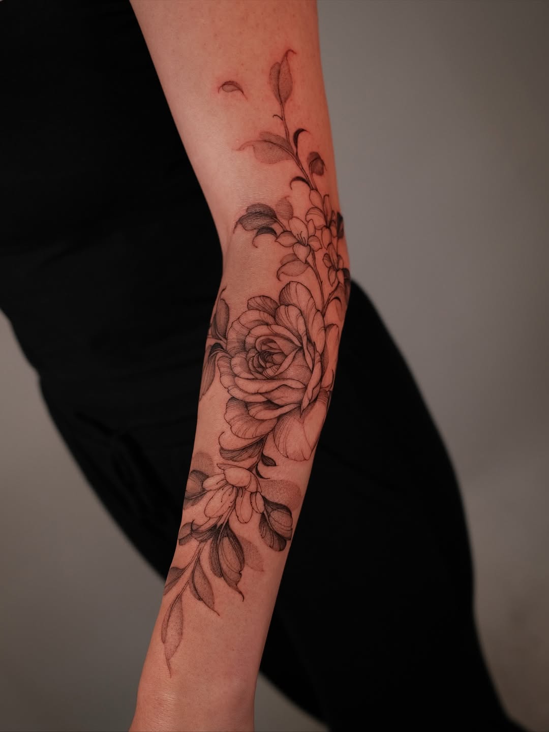 27 June Birth Flower Tattoo Ideas: Honeysuckle & Rose Designs With Meaning