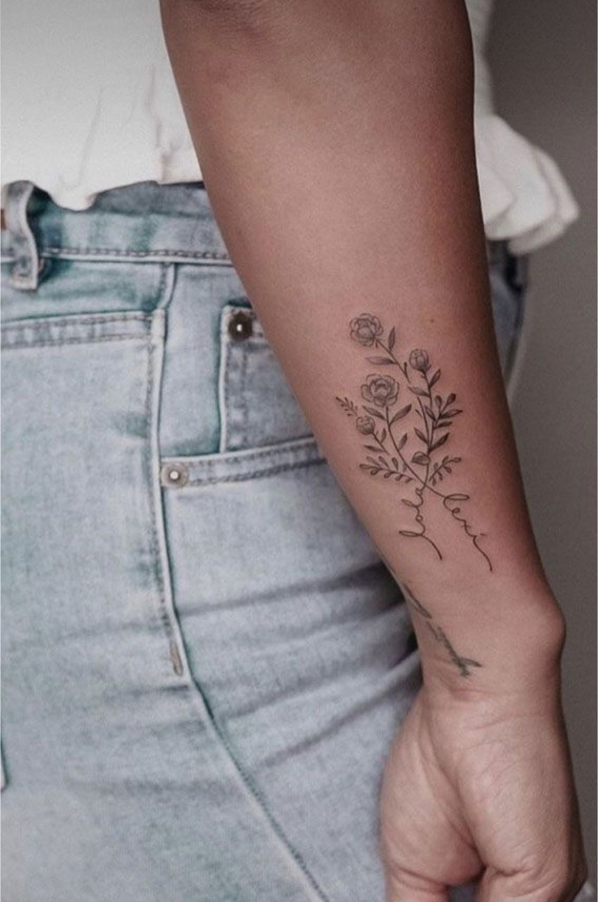 27 June Birth Flower Tattoo Ideas: Honeysuckle & Rose Designs With Meaning