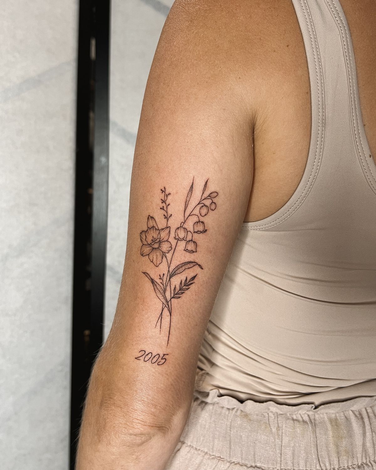 27 June Birth Flower Tattoo Ideas: Honeysuckle & Rose Designs With Meaning