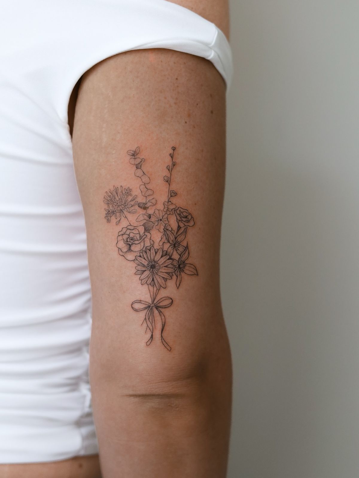 27 June Birth Flower Tattoo Ideas: Honeysuckle & Rose Designs With Meaning