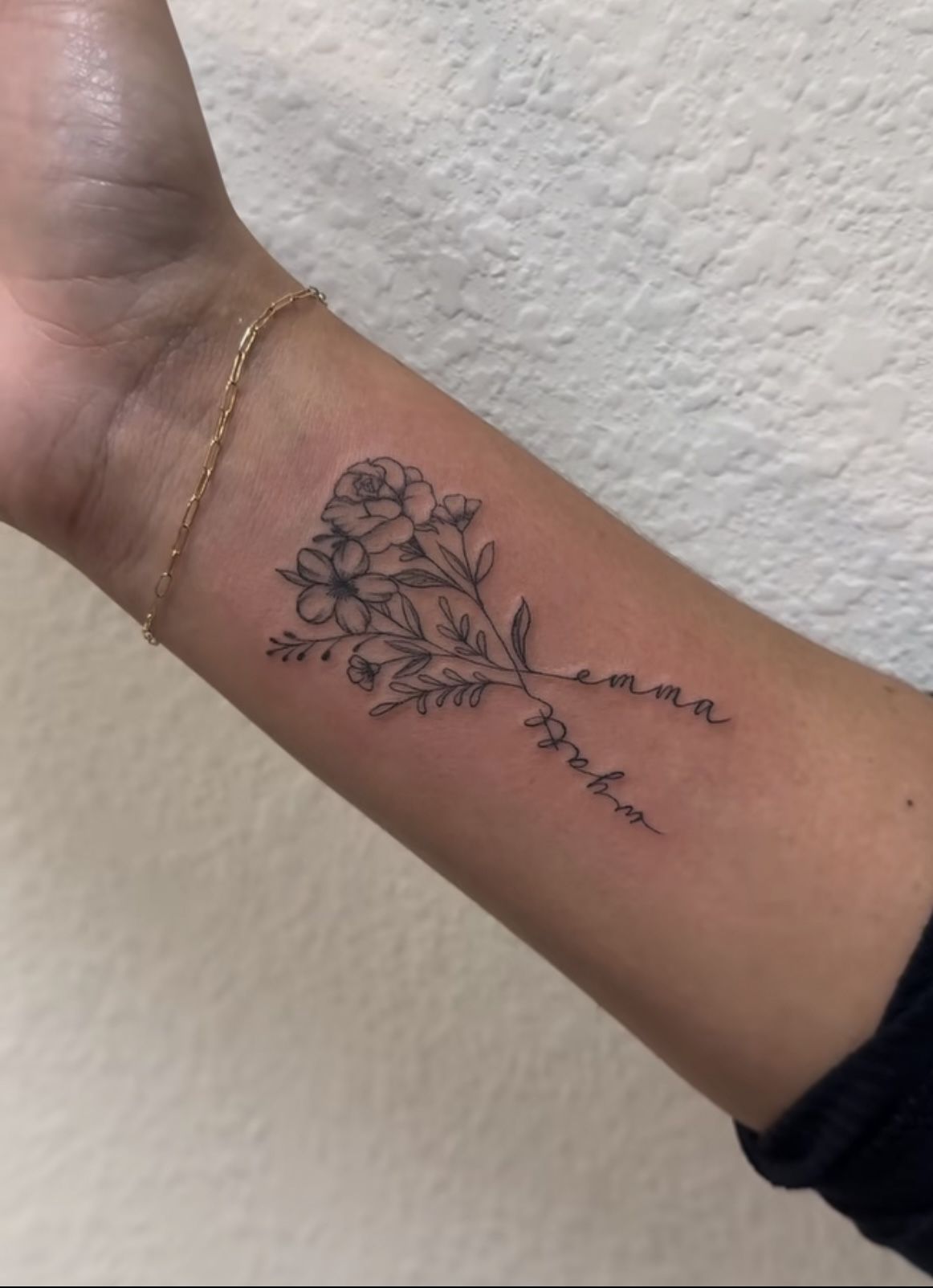 27 June Birth Flower Tattoo Ideas: Honeysuckle & Rose Designs With Meaning
