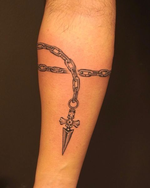 30 Chain Tattoo Ideas: The Bold Body-Armor Trend With Endless Meanings