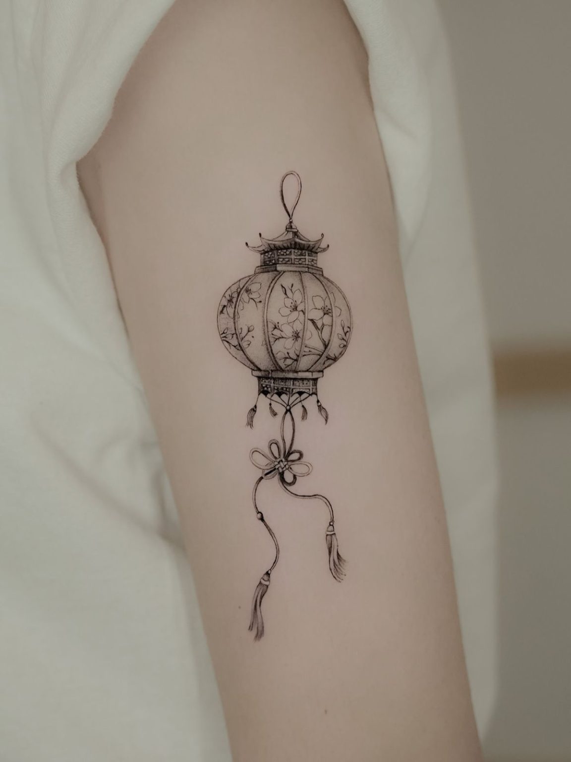Lantern Tattoo Ideas – Symbolic Light, Gothic, Floral and Fine Line ...