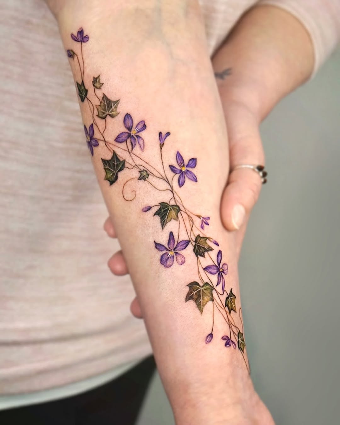 28 Ivy Tattoo Ideas: Elegant Vines, Timeless Meaning, and Modern Style