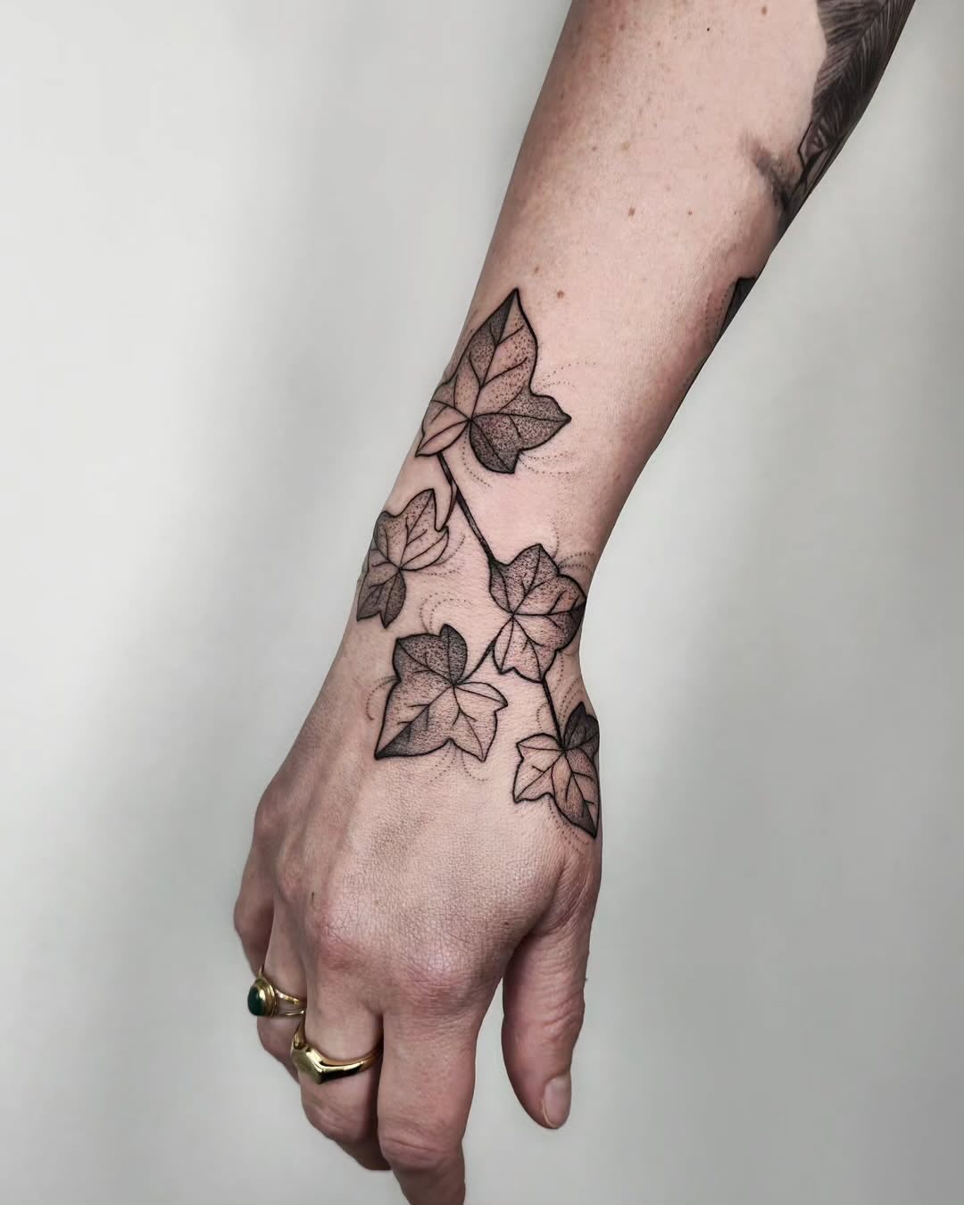 28 Ivy Tattoo Ideas: Elegant Vines, Timeless Meaning, and Modern Style