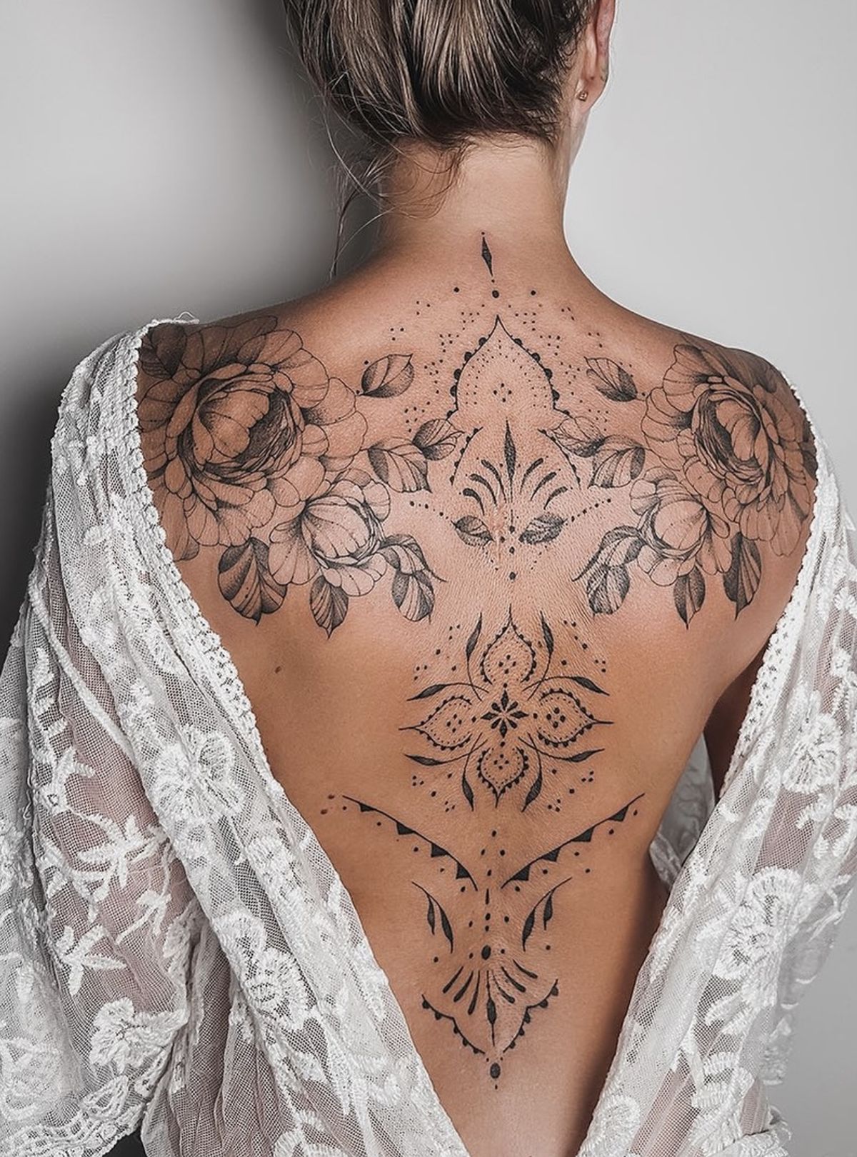 30 Back Tattoo Women: Bold Statements, Fine Line Details, and Meaningful Designs