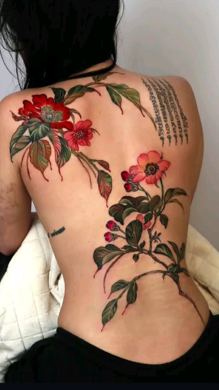 30 Back Tattoo Women: Bold Statements, Fine Line Details, and Meaningful Designs