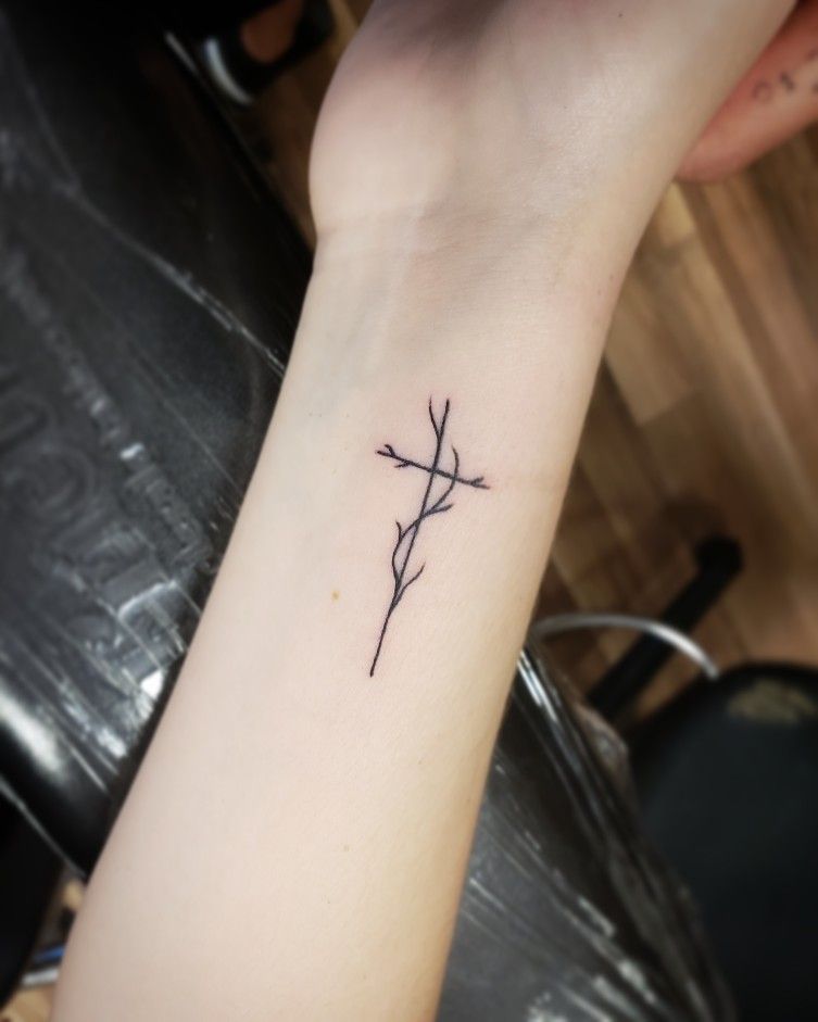 30 Small Cross Tattoo Ideas: Minimal Designs & Meaningful Placement Inspiration