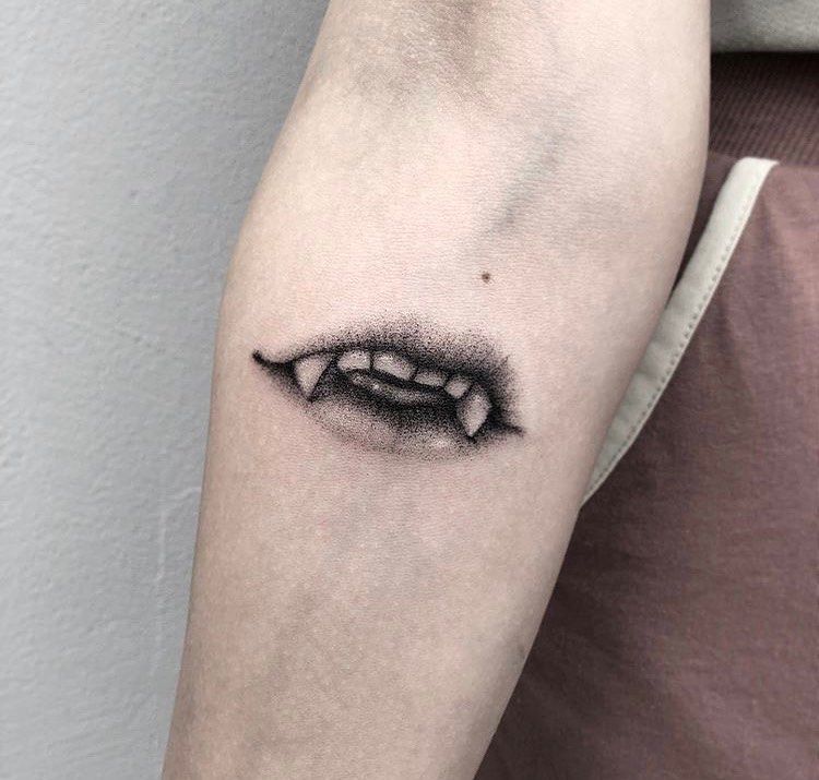 31 Vampire Tattoo Ideas 2026: Dark Romance, Fine Line Edge & Gothic Revival