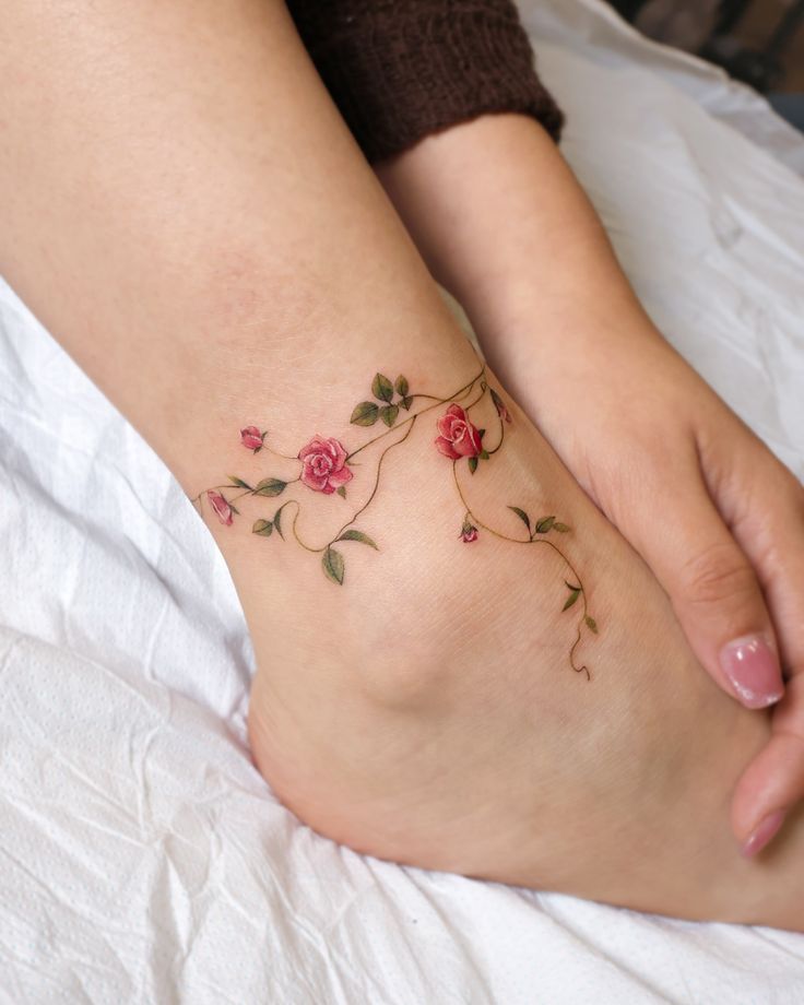 30 Anklet Tattoo Ideas 2026: Stylish Wrap Around, Chain & Fine Line Designs For Women