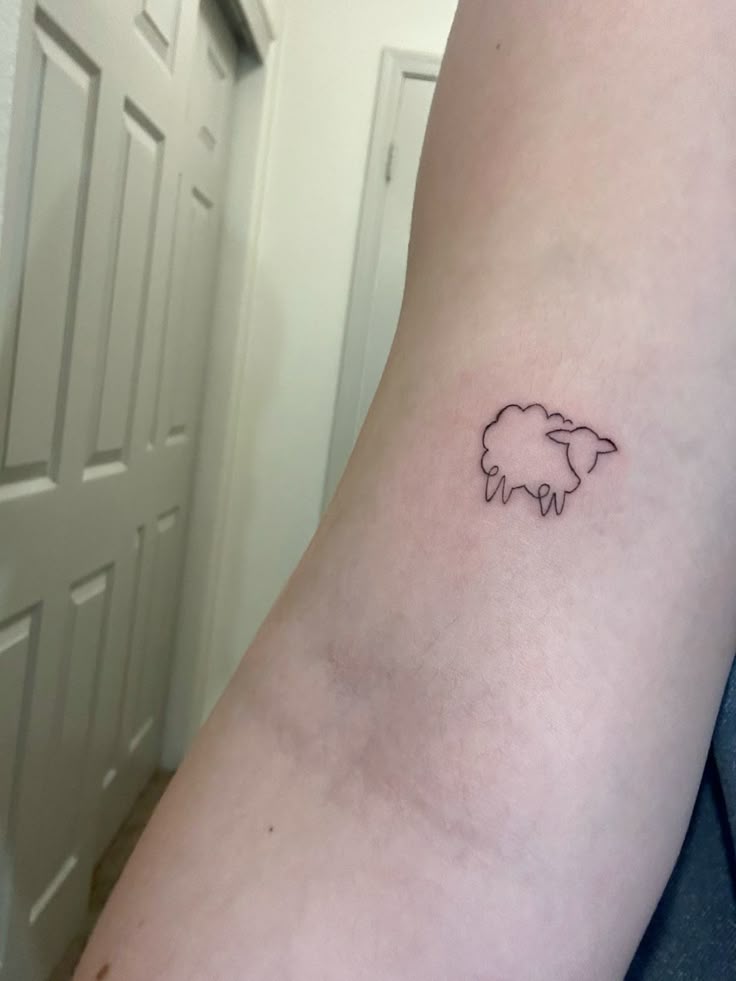 31 Lamb Tattoo Ideas: Gentle Symbolism, Fine Line Art, and Modern Aesthetic Inspiration