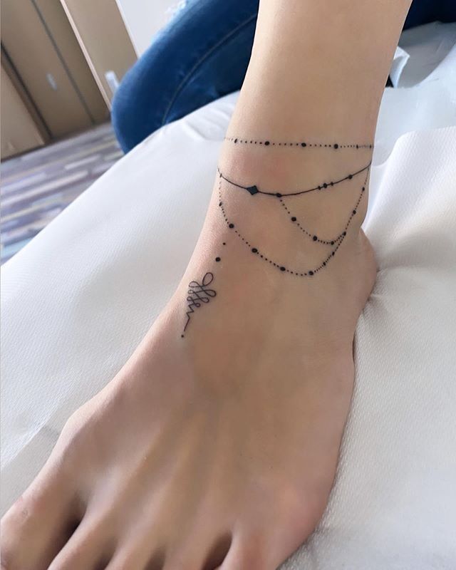 30 Anklet Tattoo Ideas 2026: Stylish Wrap Around, Chain & Fine Line Designs For Women