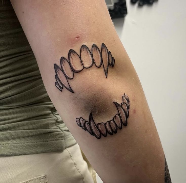 31 Vampire Tattoo Ideas 2026: Dark Romance, Fine Line Edge & Gothic Revival