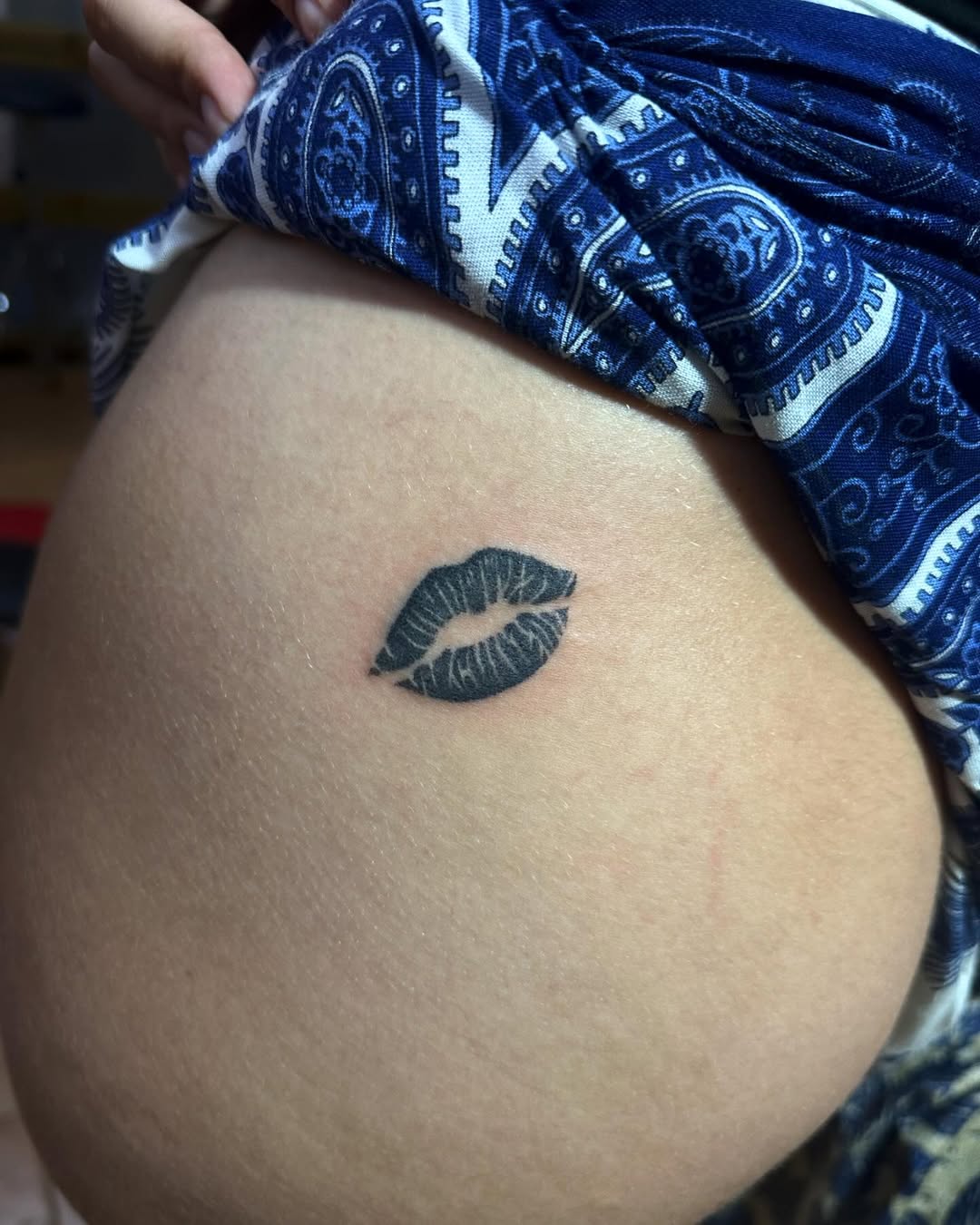 29 Kiss Tattoo Ideas: Romantic, Minimalist, and Bold Designs That Tell a Story