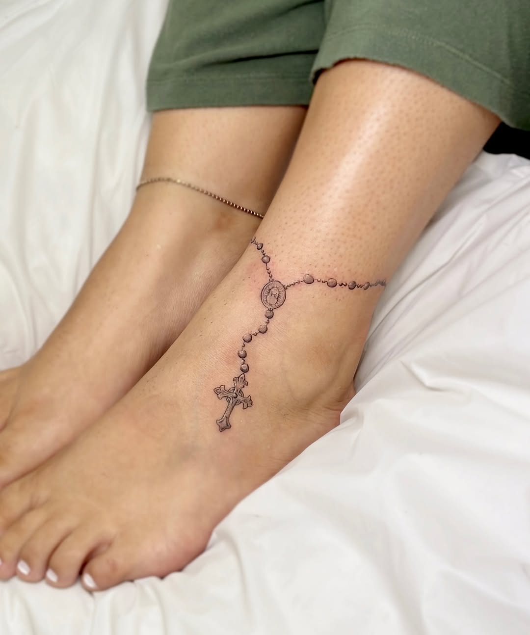30 Anklet Tattoo Ideas 2026: Stylish Wrap Around, Chain & Fine Line Designs For Women