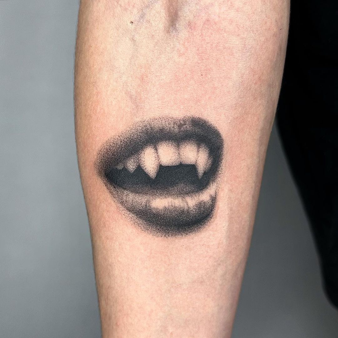 31 Vampire Tattoo Ideas 2026: Dark Romance, Fine Line Edge & Gothic Revival
