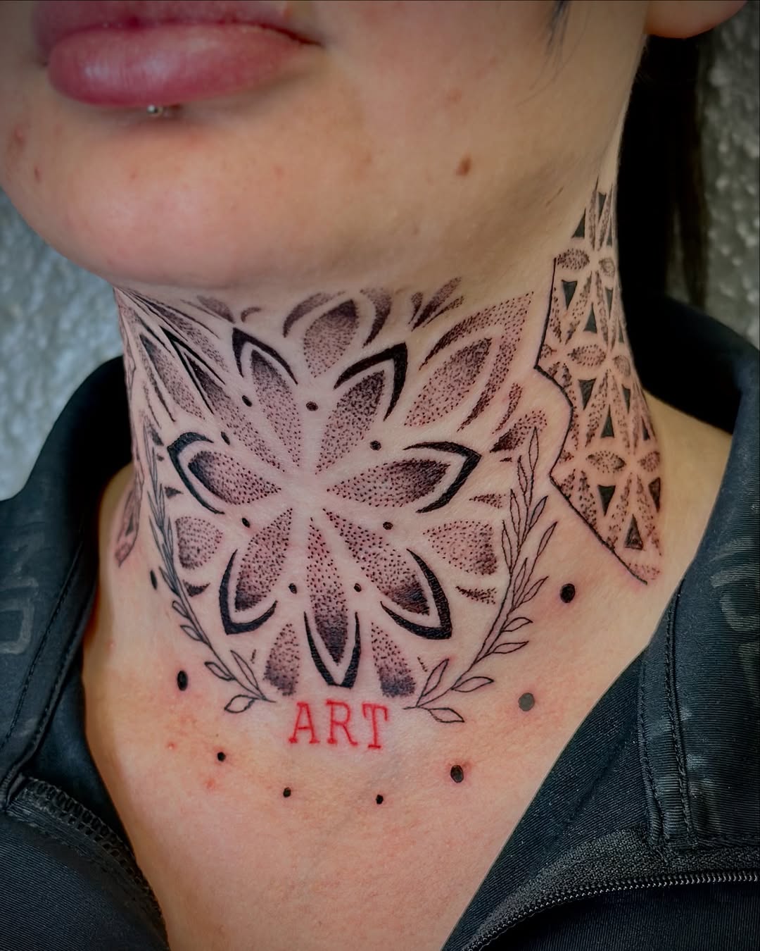 30 Neck Tattoo Women: Stylish, Subtle and Bold Ideas for Modern Ink