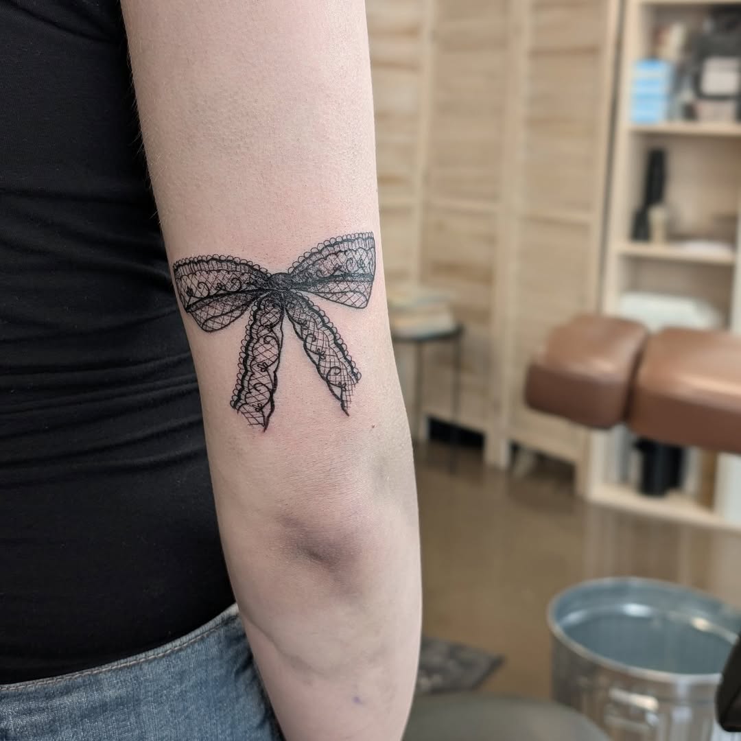 28 Lace Tattoo Ideas: Elegant Designs Inspired by Delicate Fabric