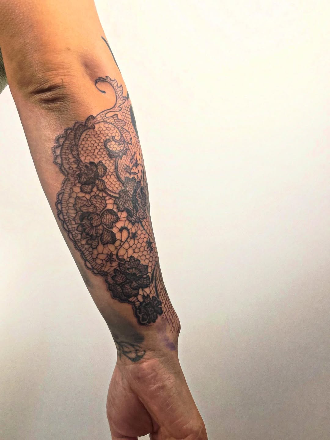 28 Lace Tattoo Ideas: Elegant Designs Inspired by Delicate Fabric